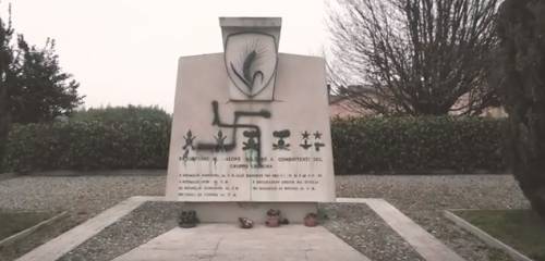 Ravenna, monumento ai partigiani imbrattato con svastica